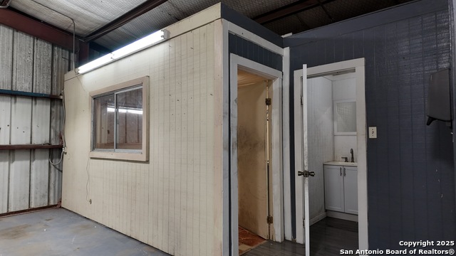 Listing photo id 27 for 4060 I-35 North