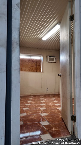 Listing photo id 28 for 4060 I-35 North