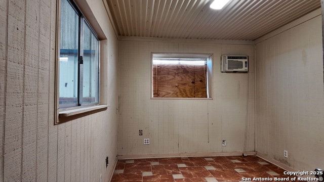 Listing photo id 29 for 4060 I-35 North