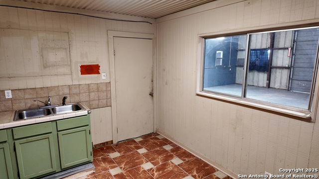 Listing photo id 30 for 4060 I-35 North