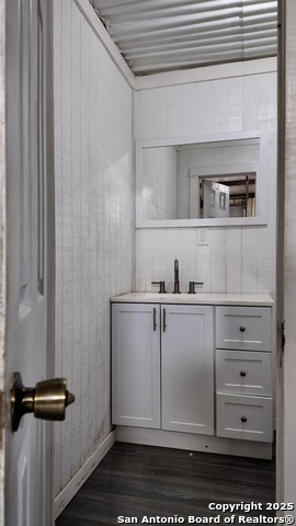 Listing photo id 31 for 4060 I-35 North