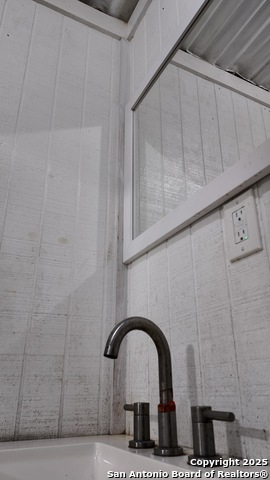 Listing photo id 32 for 4060 I-35 North