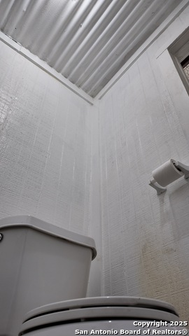 Listing photo id 33 for 4060 I-35 North