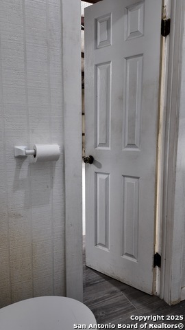 Listing photo id 34 for 4060 I-35 North