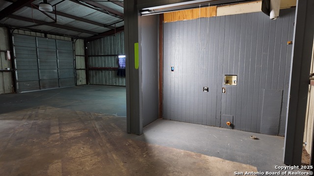 Listing photo id 35 for 4060 I-35 North