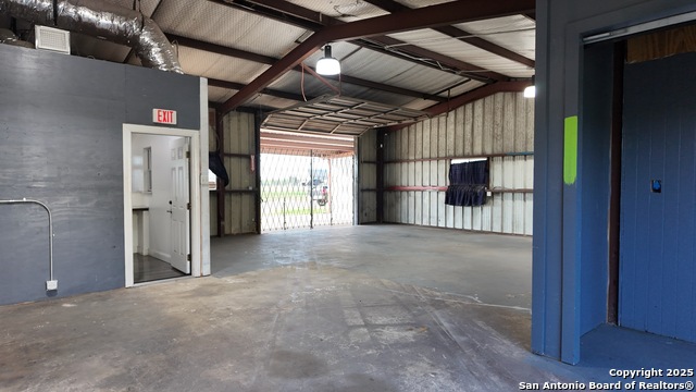 Listing photo id 36 for 4060 I-35 North