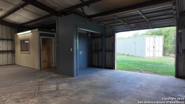 Listing photo id 37 for 4060 I-35 North