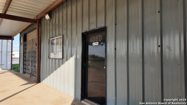 Listing photo id 2 for 4060 I-35 North