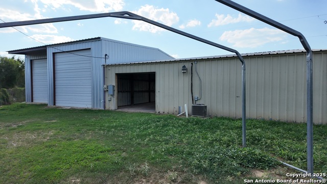 Listing photo id 39 for 4060 I-35 North