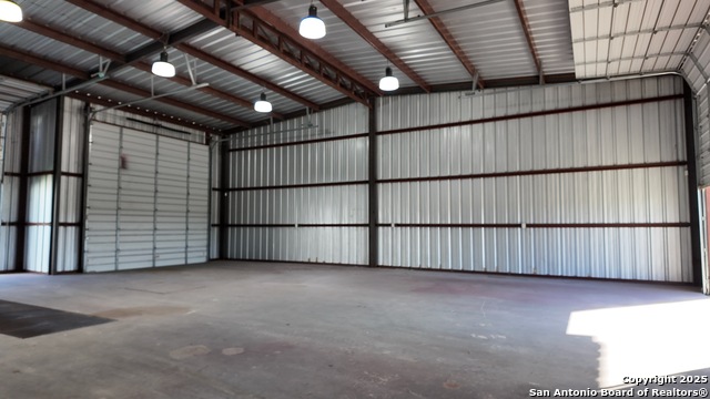 Listing photo id 43 for 4060 I-35 North