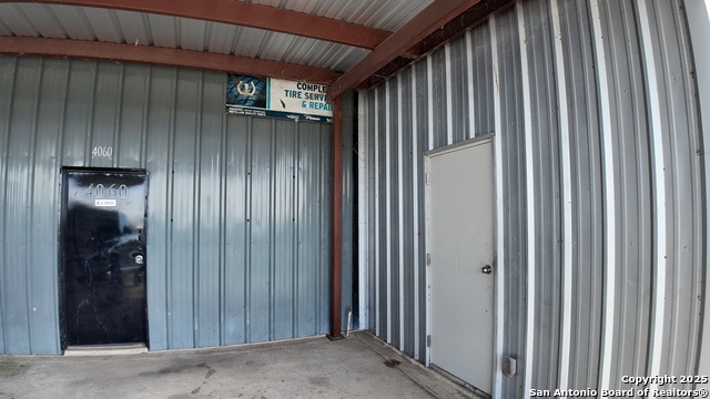 Listing photo id 3 for 4060 I-35 North