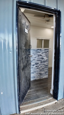 Listing photo id 6 for 4060 I-35 North