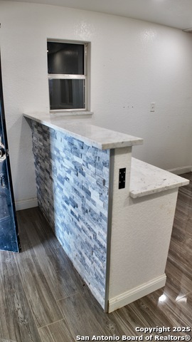 Listing photo id 7 for 4060 I-35 North