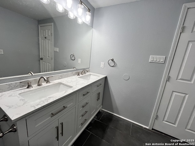 Listing photo id 15 for 1103, 1318, 820 New Laredo-willow-frank