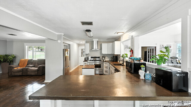 Listing photo id 19 for 683 Albert  