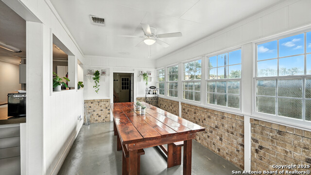 Listing photo id 25 for 683 Albert  