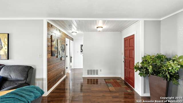 Listing photo id 2 for 683 Albert  