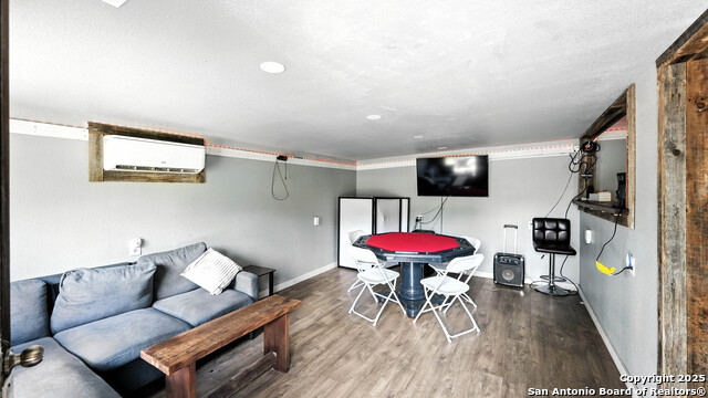 Listing photo id 42 for 683 Albert  