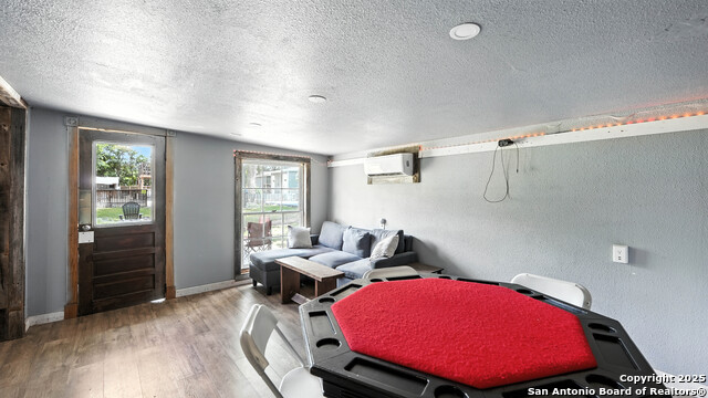 Listing photo id 43 for 683 Albert  