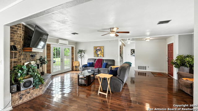 Listing photo id 3 for 683 Albert  