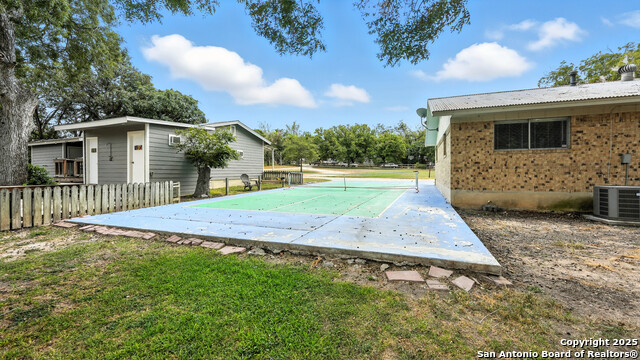 Listing photo id 54 for 683 Albert  