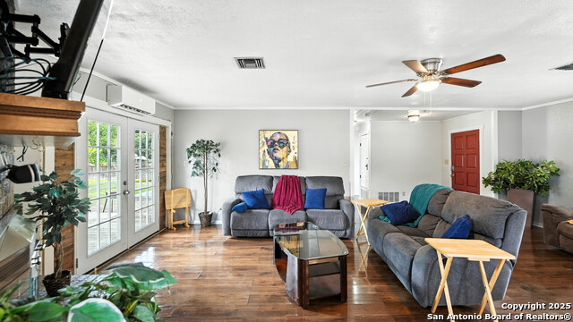 Listing photo id 6 for 683 Albert  