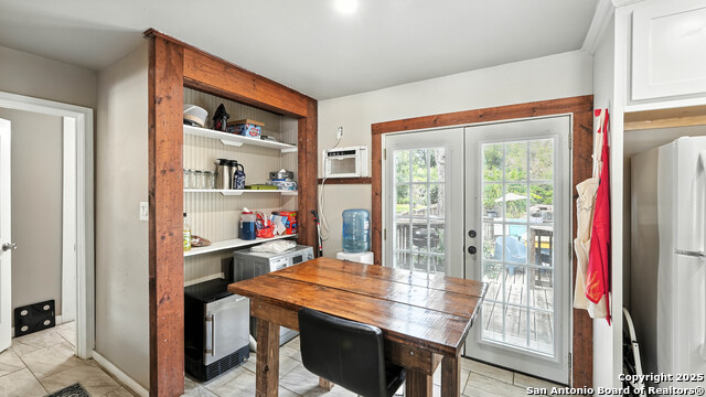 Listing photo id 8 for 695 Albert  