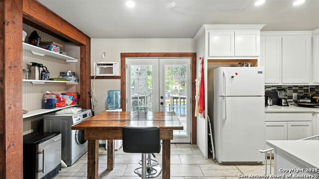 Listing photo id 9 for 695 Albert  