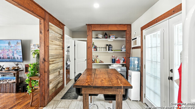 Listing photo id 10 for 695 Albert  