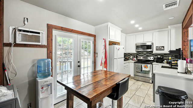 Listing photo id 11 for 695 Albert  