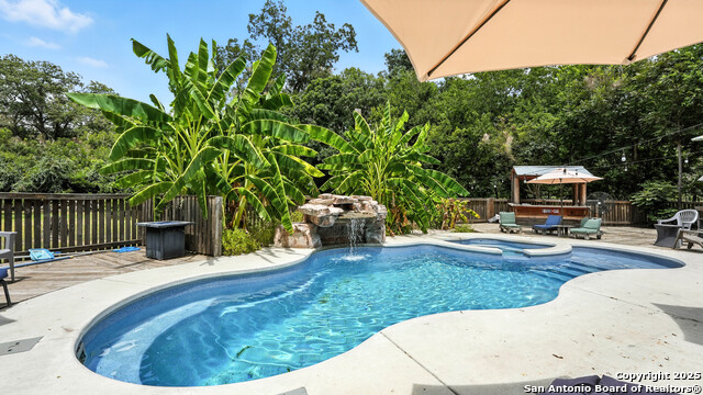 Listing photo id 23 for 695 Albert  