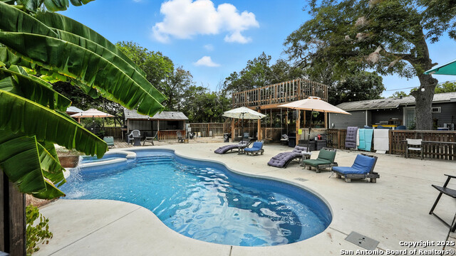 Listing photo id 24 for 695 Albert  