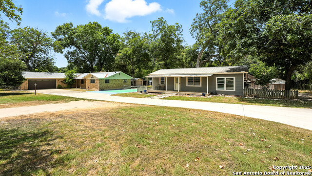 Listing photo id 2 for 695 Albert  