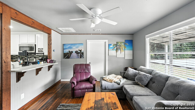 Listing photo id 4 for 695 Albert  