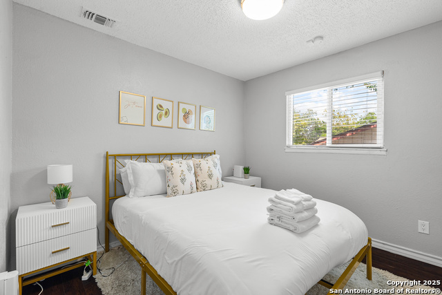 Listing photo id 17 for 6806 Farrow Pl
