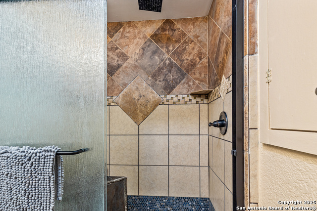 Listing photo id 25 for 6806 Farrow Pl
