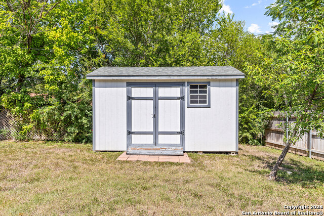 Listing photo id 29 for 6806 Farrow Pl
