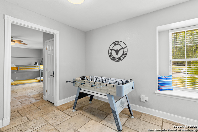 Listing photo id 4 for 6806 Farrow Pl