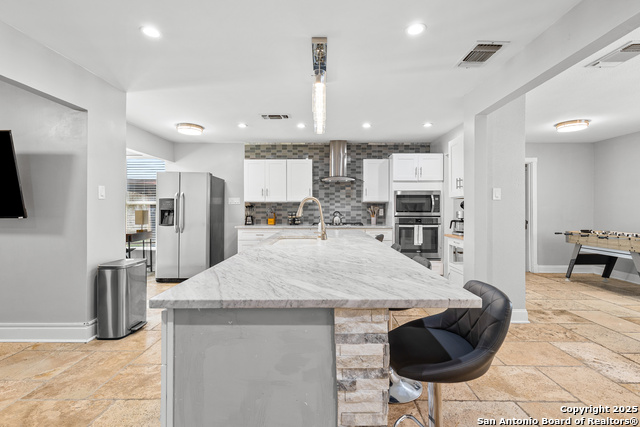 Listing photo id 5 for 6806 Farrow Pl