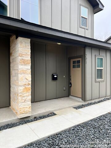 Image 4 of 21 For 810 Walters S # 201