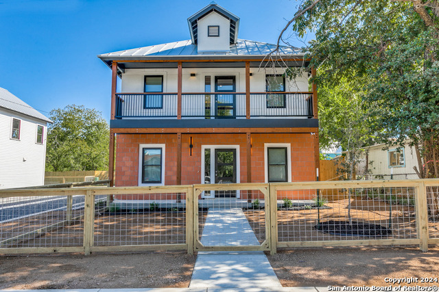 Listing photo id 1 for 1012 Cherry N