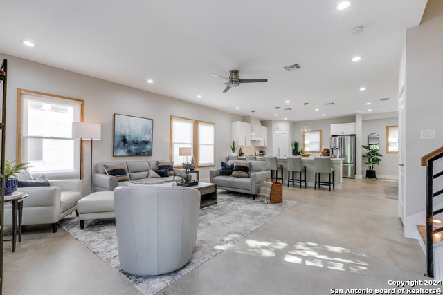 Listing photo id 2 for 1012 Cherry N