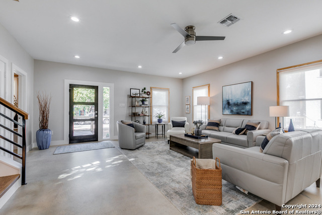 Listing photo id 3 for 1012 Cherry N