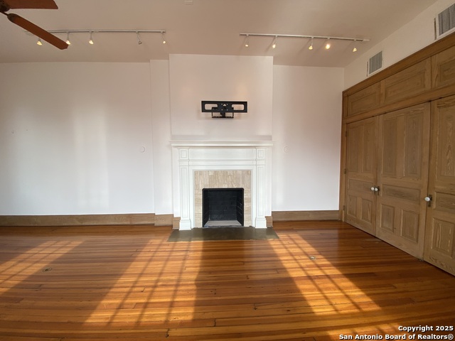 Image 10 of 14 For 235 Commerce E 400