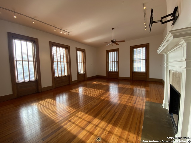 Image 11 of 14 For 235 Commerce E 400