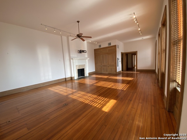 Image 9 of 14 For 235 Commerce E 400