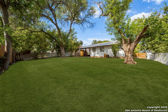 Listing photo id 25 for 11105 Lone Shadow