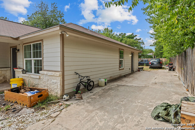 Image 22 of 23 For 2523 Menchaca