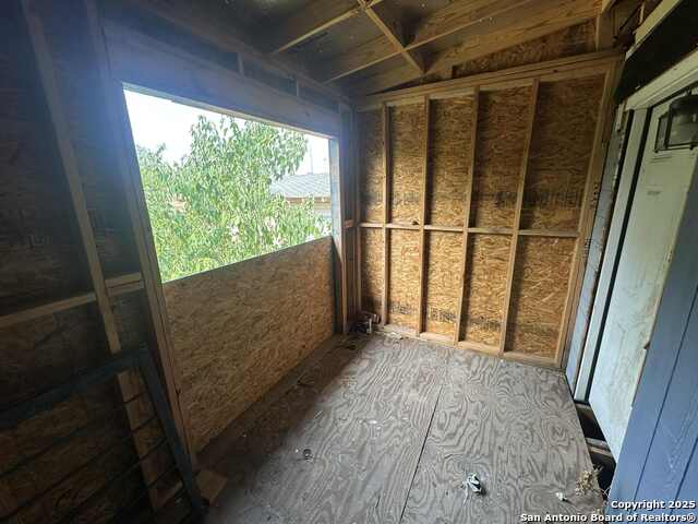 Listing photo id 8 for 878 Avondale