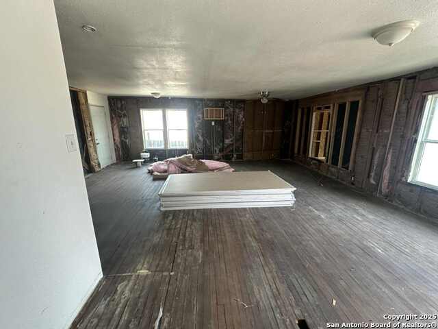 Listing photo id 0 for 878 Avondale